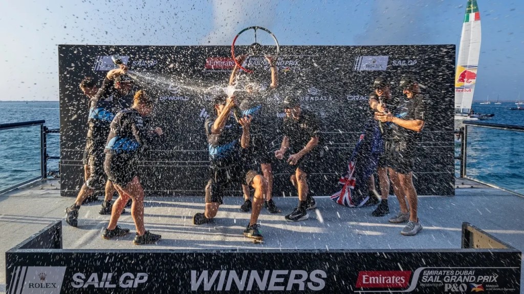 بيتر بيرلينغ ونجاح فريق نيوزيلندا في دبي: انتصار يعبّر عن&nbsp;الإصرار